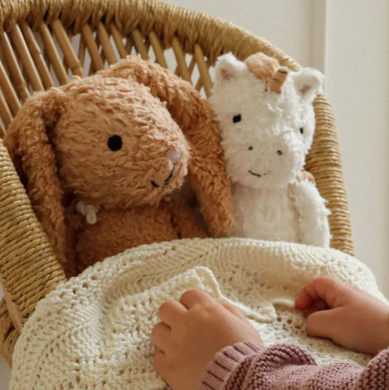 Sleeping Hero Kosebamse med Kappe i Naturmaterialer -  Kanin 24 cm.
