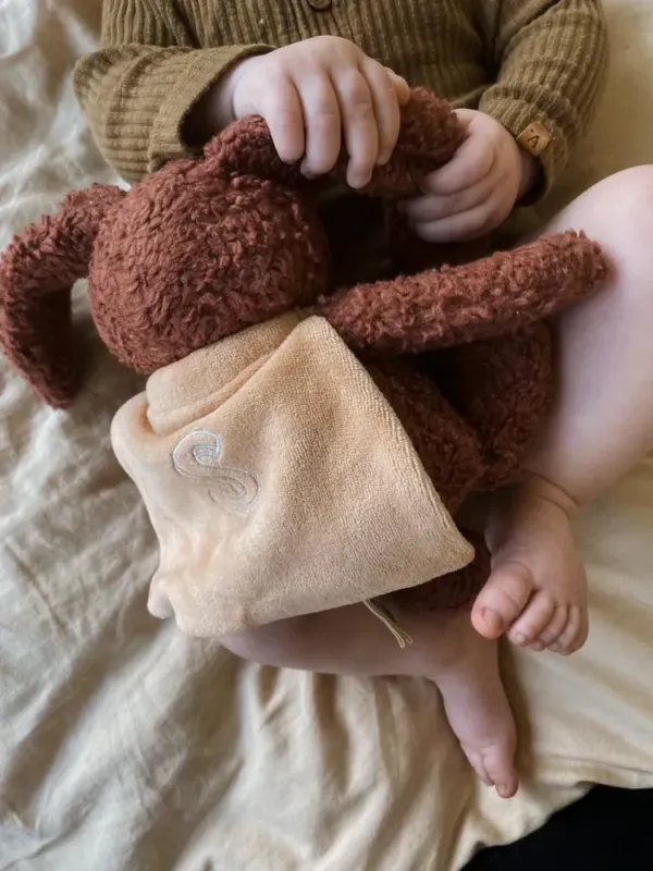 Sleeping Hero Kosebamse med Kappe i Naturmaterialer - Hund 24 cm.