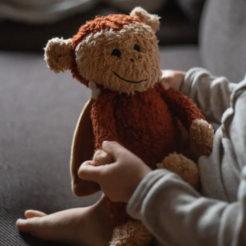 Sleeping Hero Kosebamse med Kappe i Naturmaterialer -  Ape 26 cm.