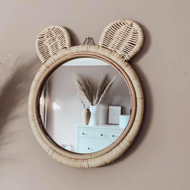 Coco Mama rottingspeil i bjørneform, håndlaget med naturlig rottingramme.