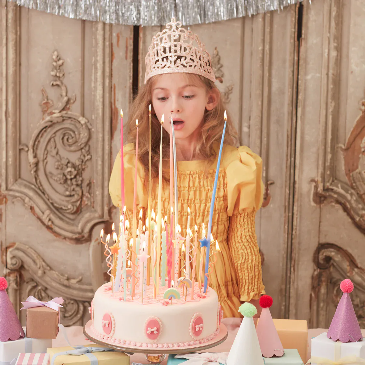 bursdagstilbehør, temabursdag, feiring, kakelys, festduk, servietter og fat, girlander